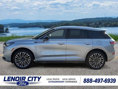 Used 2022 Lincoln Corsair AWD w/ Premium Package image 6