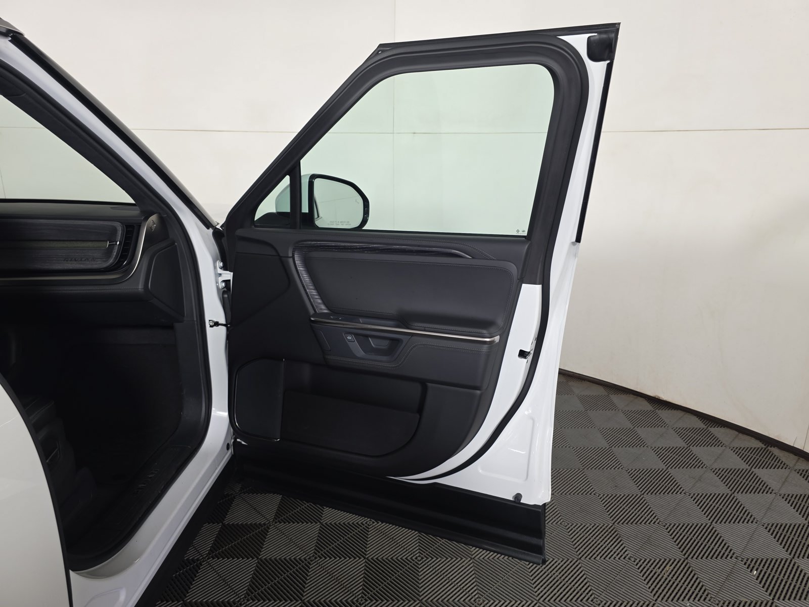 Used 2025 Rivian R1S Adventure Dual AWD/4WD image 18