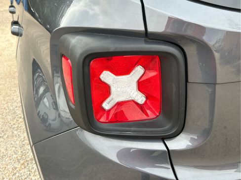 Used 2022 Jeep Renegade Latitude w/ Convenience Group image 16