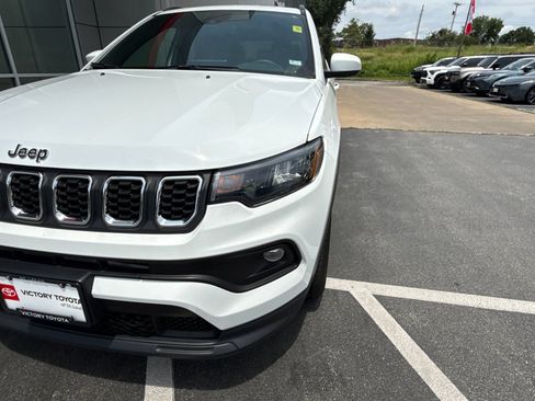 Used 2024 Jeep Compass Latitude AWD/4WD image 30