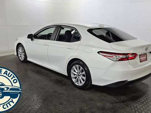 Used 2020 Toyota Camry LE FWD image 5