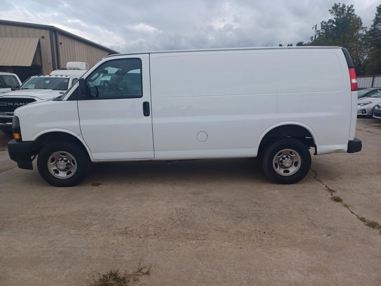Used 2022 Chevrolet Express 2500 w/ Driver Convenience Package RWD image 8