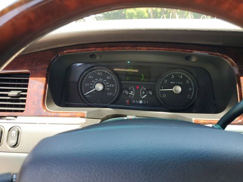 Used 2010 Lincoln Town Car Signature Limited RWD image 24