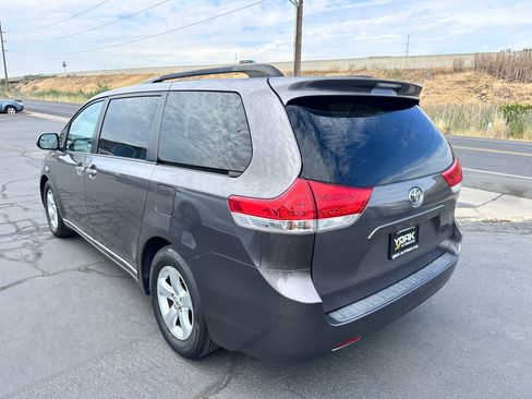 Used 2014 Toyota Sienna LE FWD image 4