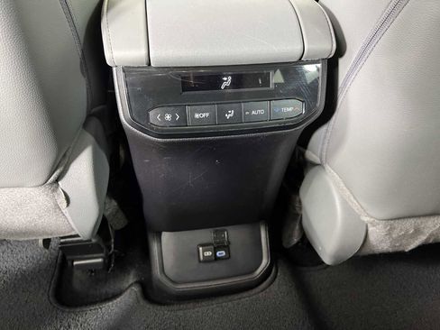 Used 2024 Toyota Highlander XLE image 13