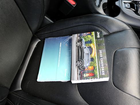 Used 2020 Jeep Cherokee Limited image 37