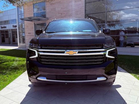 Used 2024 Chevrolet Suburban LT image 3
