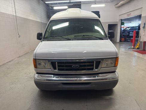 Used 2003 Ford E-150 and Econoline 150 RWD image 2