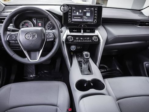 Used 2022 Toyota Venza LE AWD/4WD image 19