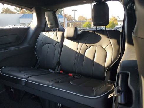 New 2026 Chrysler Pacifica Limited w/ Uconnect Theater Family Group image 15