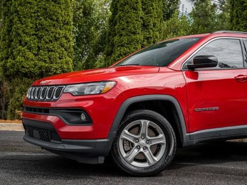Used 2023 Jeep Compass Latitude AWD/4WD image 3