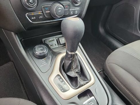 Used 2017 Jeep Cherokee Latitude AWD/4WD image 29