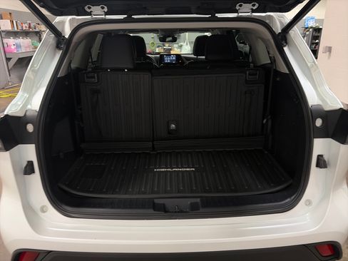 Used 2022 Toyota Highlander XLE AWD/4WD image 29