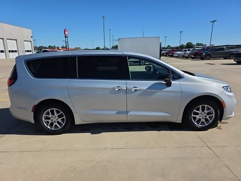 Used 2024 Chrysler Pacifica Touring-L FWD image 4