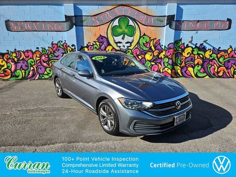 Certified 2022 Volkswagen Jetta SE image 1