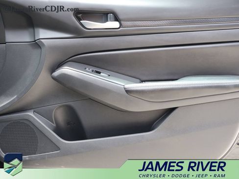 Used 2025 Nissan Altima 2.5 SV FWD image 8