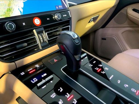 Certified 2023 Porsche Macan AWD/4WD image 17