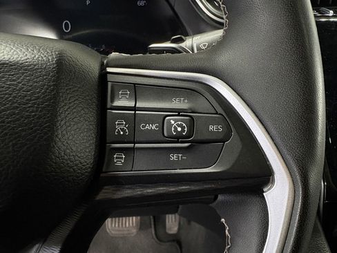 Used 2023 Jeep Grand Cherokee Altitude AWD/4WD image 16