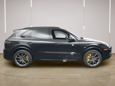 Certified 2022 Porsche Cayenne Turbo S AWD/4WD image 26