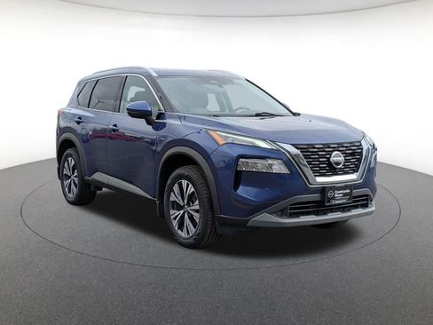 Used 2021 Nissan Rogue SV image 3