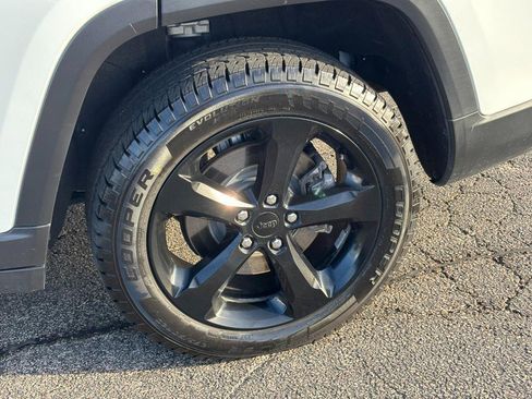 Used 2023 Jeep Grand Cherokee L Laredo image 9