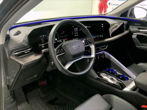 Used 2025 Audi Q5 Premium Plus w/ Premium Plus AWD/4WD image 2