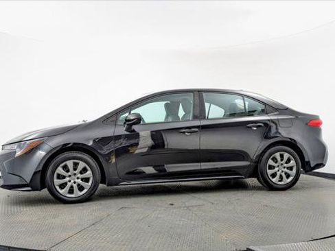 Used 2022 Toyota Corolla LE image 3