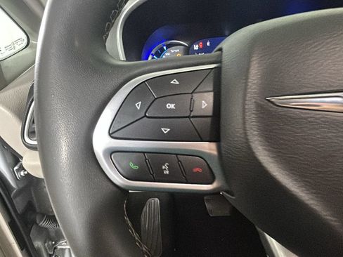 Used 2024 Chrysler Pacifica Limited FWD image 17