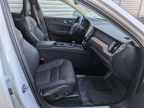 Used 2023 Volvo XC60 B5 Plus image 34