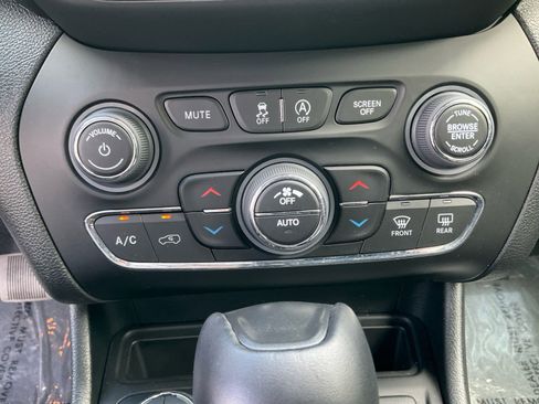 Used 2022 Jeep Cherokee Trailhawk AWD/4WD image 23