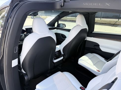 Used 2022 Tesla Model X image 37
