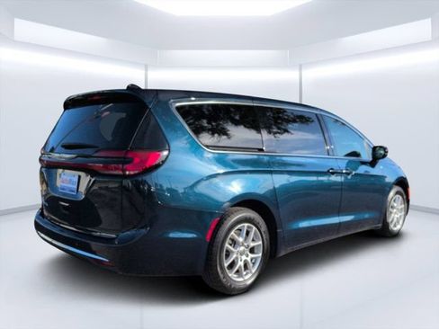 Used 2025 Chrysler Pacifica Select FWD image 3
