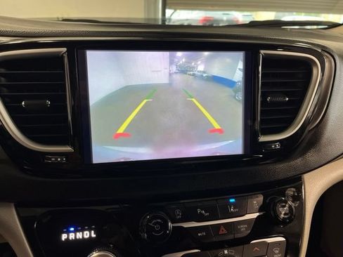 Used 2024 Chrysler Pacifica Touring-L FWD image 26