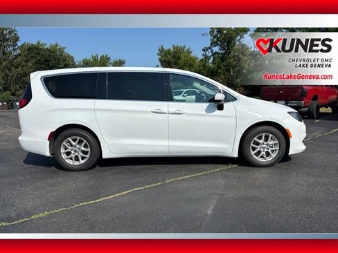 Used 2023 Chrysler Voyager LX FWD image 3