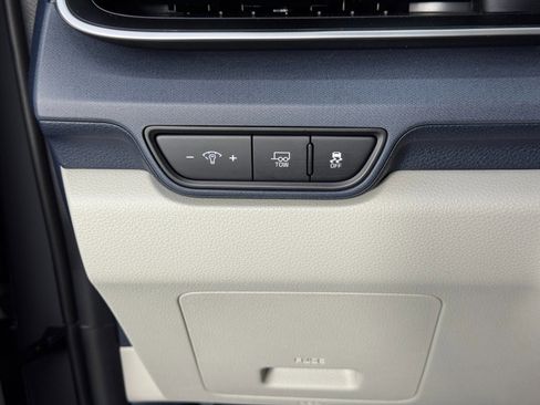 Used 2025 Kia Carnival EX image 18