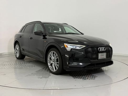 Used 2021 Audi e-tron Prestige w/ Prestige Package image 7