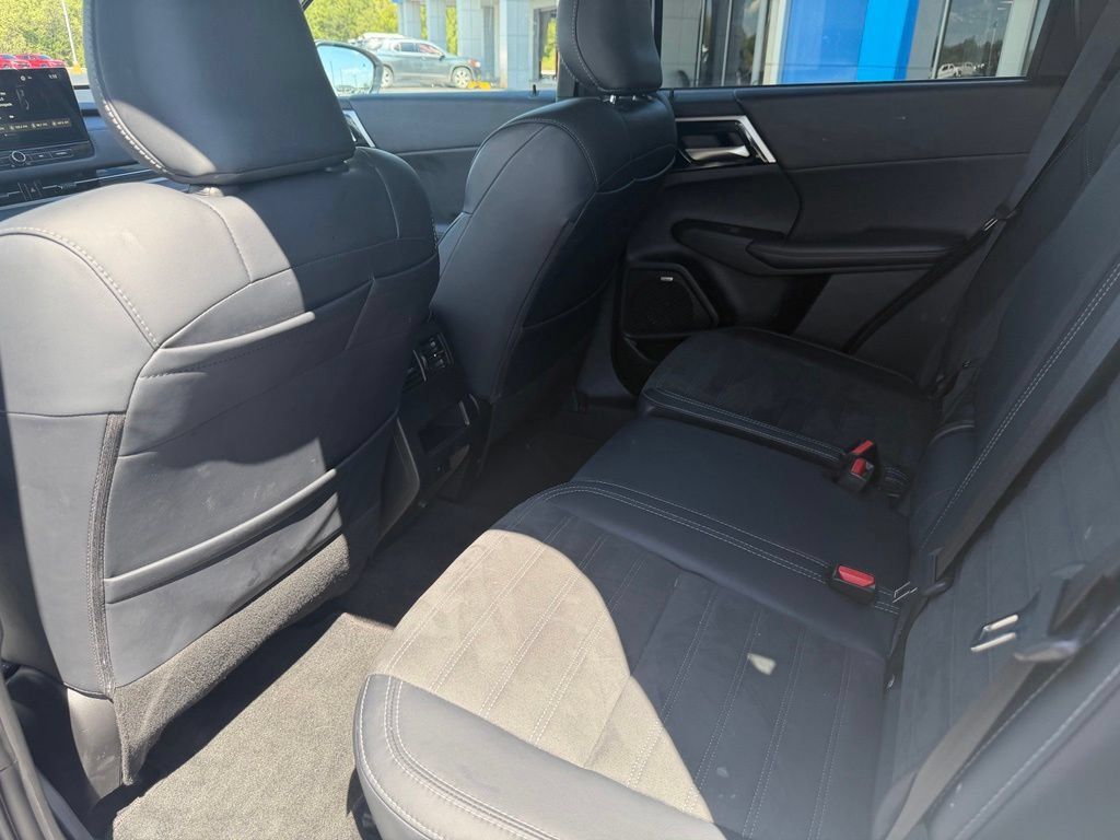Used 2025 Mitsubishi Outlander SE AWD/4WD image 14