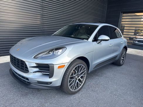 Certified 2020 Porsche Macan image 1