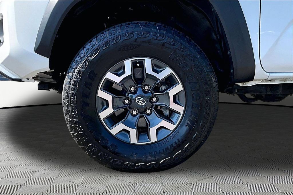 Used 2023 Toyota Tacoma TRD Off-Road w/ Technology Package AWD/4WD image 23
