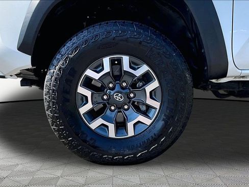 Used 2023 Toyota Tacoma TRD Off-Road w/ Technology Package AWD/4WD image 23