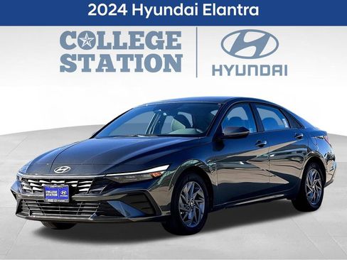 Used 2024 Hyundai Elantra SEL FWD image 3