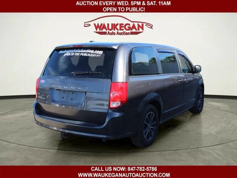 Used 2018 Dodge Grand Caravan SXT w/ Driver Convenience Group FWD image 3