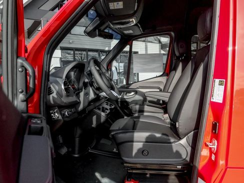 Used 2025 Mercedes-Benz Sprinter 2500 image 13