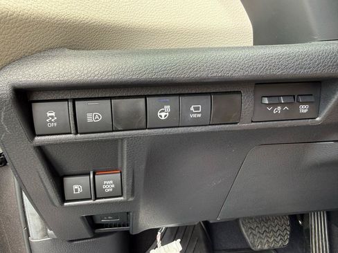 Used 2024 Toyota Sienna Platinum AWD/4WD image 13