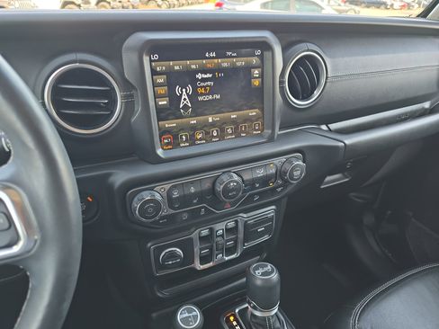 Used 2018 Jeep Wrangler Unlimited Sahara AWD/4WD image 19