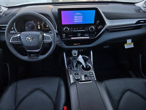 Certified 2026 Toyota Highlander Limited AWD/4WD image 13