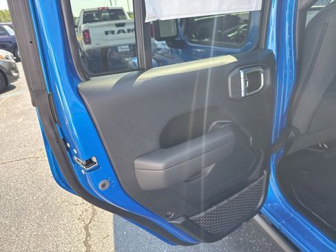 New 2025 Jeep Gladiator Willys image 21