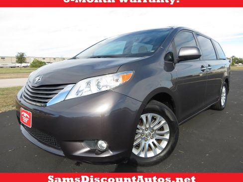 Used 2012 Toyota Sienna XLE image 1