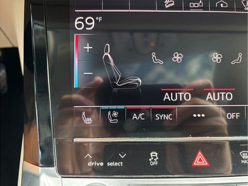 Used 2019 Audi e-tron Prestige w/ Prestige Package AWD/4WD image 34