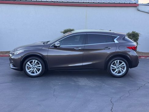 Used 2017 INFINITI QX30 Premium w/ Cargo Package FWD image 3